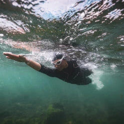 Zone3 Womens Vision Swim Wetsuit 12 Zone3 Womens Vision Swim Wetsuit -Marine Sports Gear 202120Zone320Womens20Vision20Triathlon20Swim20Wetsuit20WS21WVIS20 20Black2020Rose20Pink20Lifestyle202.2000x2000