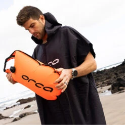 ORCA Hooded Poncho / Changing Robe -Marine Sports Gear 202320Orca20Hooded20Poncho20Changing20Robe20JVBWTT0120 20Black20Lifestyle201.2000x2000