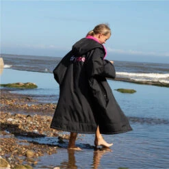 Advance Junior Short Sleeve Change Robe V3 -Marine Sports Gear 35744 202320Dryrobe20Advance20Junior20Short20Sleeve20Premium20Outdoor20Changing20Robe20V320DR10020 20Black20Pink20a1.2000x2000