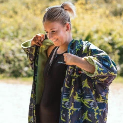 Gul Evorobe Hooded Changing Robe 14 Gul Evorobe Hooded Changing Robe -Marine Sports Gear 37374 202220GUL20Evorobe20Hooded20Changing20Robe20AC0128 B620 20Camo20Lifestyle201.2000x2000