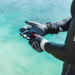 Zone3 Neoprene Heat-Tech Warmth Gloves -Marine Sports Gear 42473 202220Zone320Neoprene20Heat Tech20Warmth20Gloves20NA18UHTG101 20Black20 20Red20Lifestlye202.2000x2000