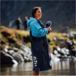 GILL Aqua Parker Change Robe -Marine Sports Gear 44820 5024 BLU44 LIFESTYLE 1 55277.2000x2000