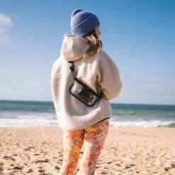 Fidlock Magnetic Sling Dry Bag -Marine Sports Gear 45008 202320Fidlock20Magnetic20Sling20Dry20Bag20FSB20 20Transparent2020Black20Lifestyle201.2000x2000