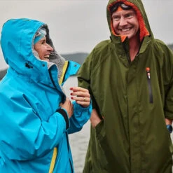 Red Paddle Co. Red Paddle Pro Change 2.0 Short Sleeve Change Robe -Marine Sports Gear 45262 202320Red20Paddle20Pro20Change202020Short20Sleeve20Change20Robe20002009006012220 20Parker20Green2020Lifestyle203.2000x2000