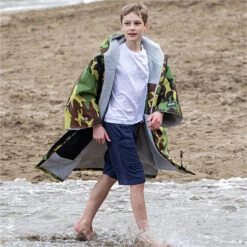 Junior Advance Short Sleeve Change Robe V3 -Marine Sports Gear 45805 202320Dryrobe20Junior20Advance20Short20Sleeve20V3KSS20 20Camo2020Grey2020Lifestyle202.2000x2000